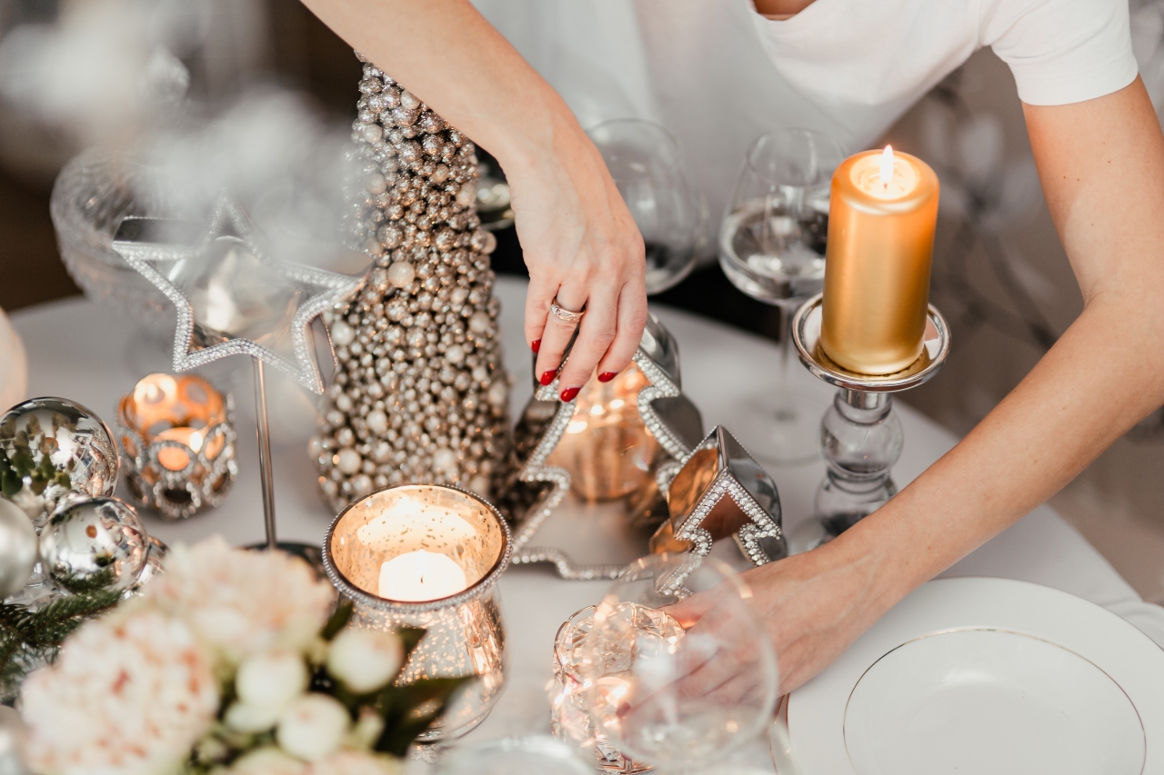 eleganckie srebrne dekoracje świąteczne na stole